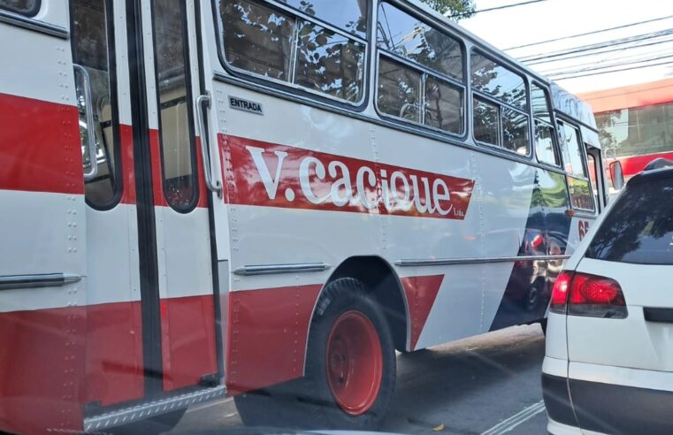 ÔNIBUS DA VIAÇÃO CACIQUE É VISTO NO FERRAZÓPOLIS