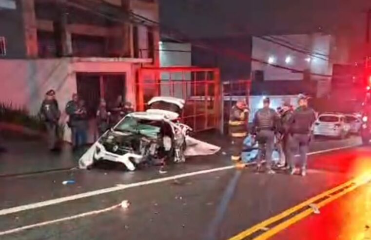 COLISÃO COM POSTE DEIXA UM MORTO E DOIS FERIDOS NA RUA DOS VIANAS, EM SÃO BERNARDO