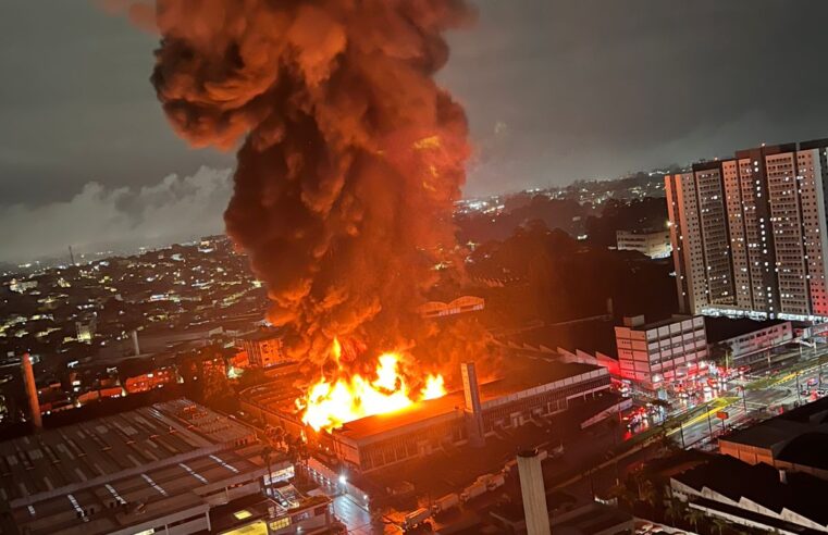 INCÊNDIO ATINGE DISTRIBUIDORA DE TINTAS EM DIADEMA