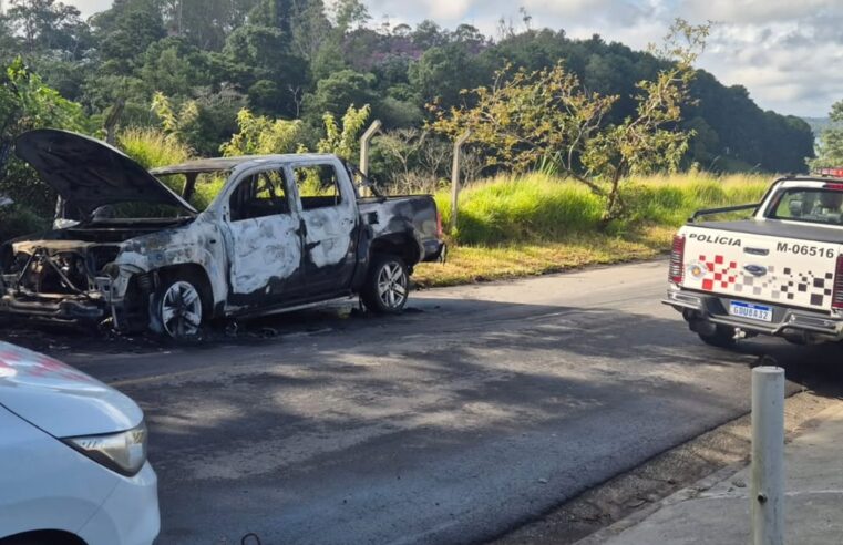 CARRO PEGA FOGO NA RUA BELA VISTA, NO BATISTINI, EM SÃO BERNARDO