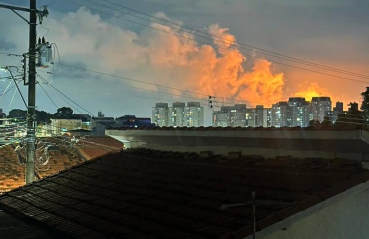 FLARE VOLTA A SER VISTO NO POLO PETROQUÍMICO E CHAMAS CHAMAM ATENÇÃO DE MORADORES NO ABC NESTA QUINTA (19)
