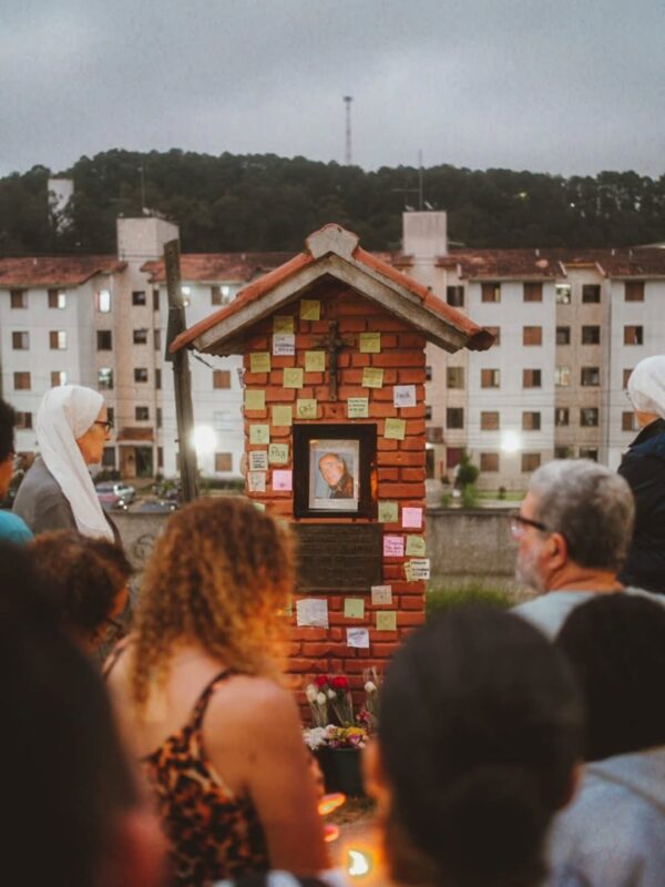 FIÉIS SE UNEM EM MEMÓRIA DO PADRE LEO COMMISSARI NO SILVINA