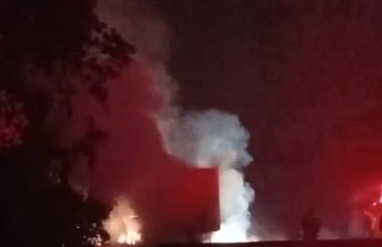 CAMINHÃO PEGA FOGO NA RODOVIA ANCHIETA, NA ALTURA DO KM 35, EM SÃO BERNARDO DO CAMPO