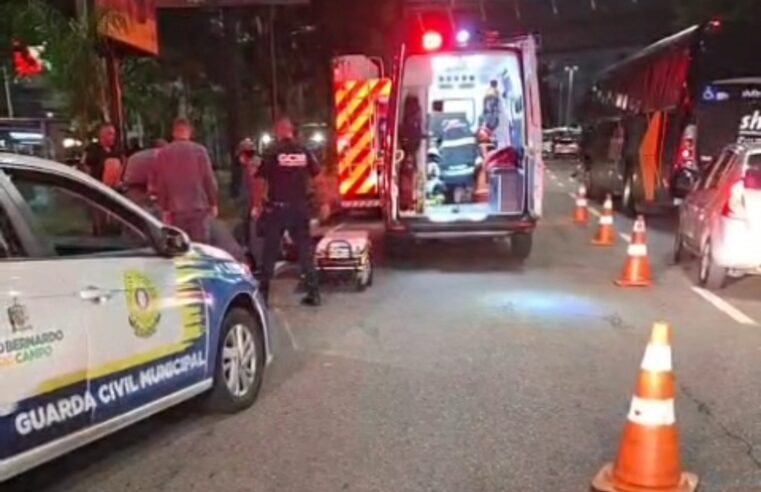 DUAS JOVENS SÃO ATROPELADAS NA PEREIRA BARRETO; MOTOCICLISTA FOGE E DEIXA MÁQUINA DE COBRANÇA NO LOCAL