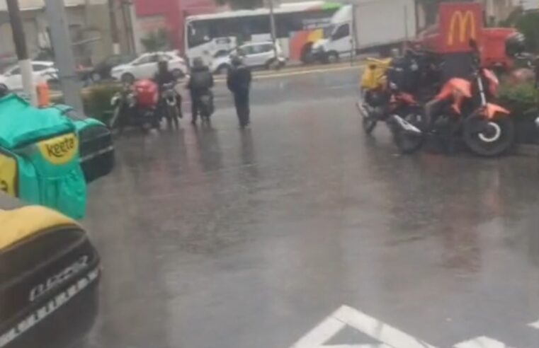 ENTREGADORES FAZEM MANIFESTAÇÃO POR MELHORIAS EM SÃO BERNARDO MESMO COM CHUVA
