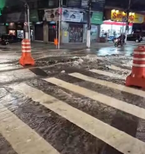 TUBULAÇÃO SE ROMPE E CAUSA GRANDE VAZAMENTO NA AV. HUMBERTO DE ALENCAR CASTELO BRANCO