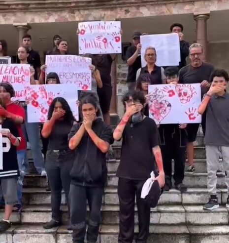 ESTUDANTES DE ESCOLA ESTADUAL REALIZAM ATO CONTRA FEMINICÍDIO NO RUDGE RAMOS