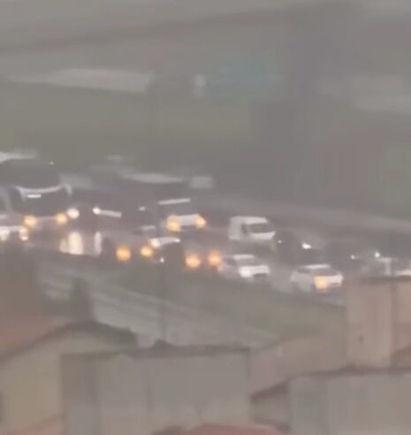 ALAGAMENTO CAUSA CONGESTIONAMENTO NA RODOVIA ANCHIETA E MOTORISTAS ARRISCAM MANOBRAS IRREGULARES PARA FUGIR DA ÁGUA