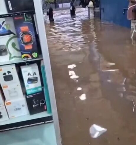 COMERCIANTES DA PRAÇA LAURO GOMES REGISTRAM ESTRAGOS DA CHUVA NESTE SÁBADO