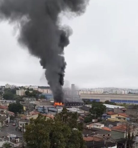 INCÊNDIO ATINGE GALPÃO DE FÁBRICA DE PLÁSTICO BOLHA EM SANTO ANDRÉ