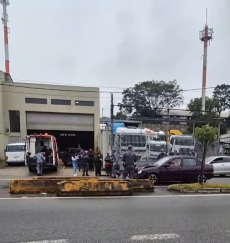 COLISÃO ENTRE MOTO E DOIS VEÍCULOS DEIXA FERIDO NA ESTRADA GALVÃO BUENO, NO BATISTINI