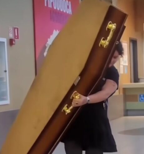 JOVEM LEVA CAIXÃO PARA ENCHER DE PIPOCA EM SHOPPING DE SANTO ANDRÉ E VIRALIZA