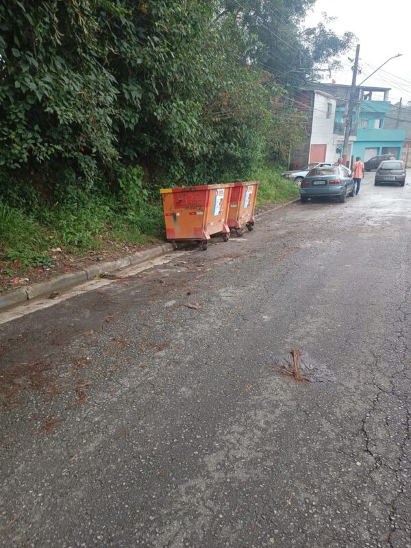COLETA DE LIXO É NORMALIZADA NO PARQUE IMIGRANTES APÓS CAMINHÃO NÃO CONSEGUIR ACESSAR A VIA