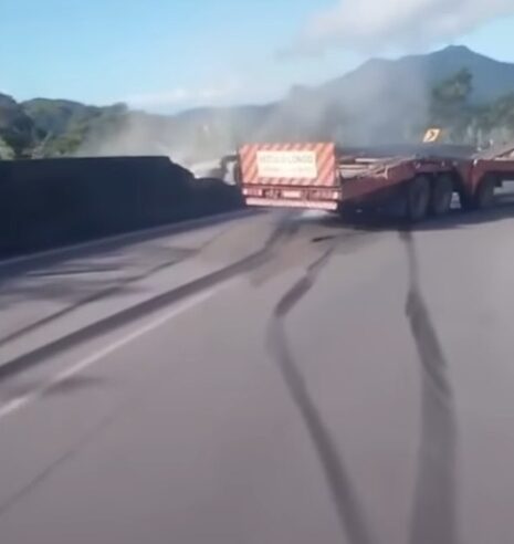CARRETA BATE EM MURETA E INTERDITA VIA ANCHIETA NO KM 45