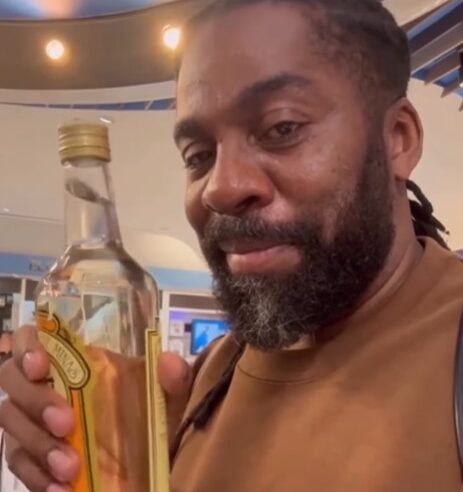 COM FITINHAS DO SENHOR DO BONFIM, CACHAÇA E BISCOITO GLOBO, LÁZARO RAMOS CHEGA A LOS ANGELES PARA ACOMPANHAR WAGNER MOURA NO OSCAR