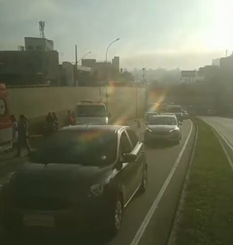 ALERTA DE TRÂNSITO: DOMINGO COMEÇA COM ACIDENTE ENTRE CARRO E MOTO NA AVENIDA LIONS