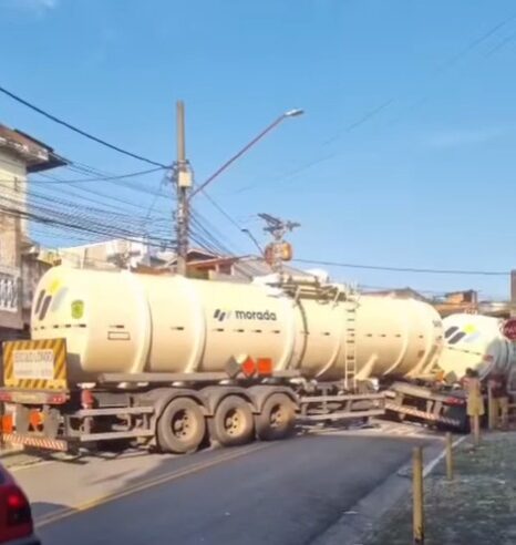 CAMINHÃO BITREM-TANQUE SEGUE TRAVADO EM RUA RESIDENCIAL NO JARDIM DO LAGO, EM SÃO BERNARDO