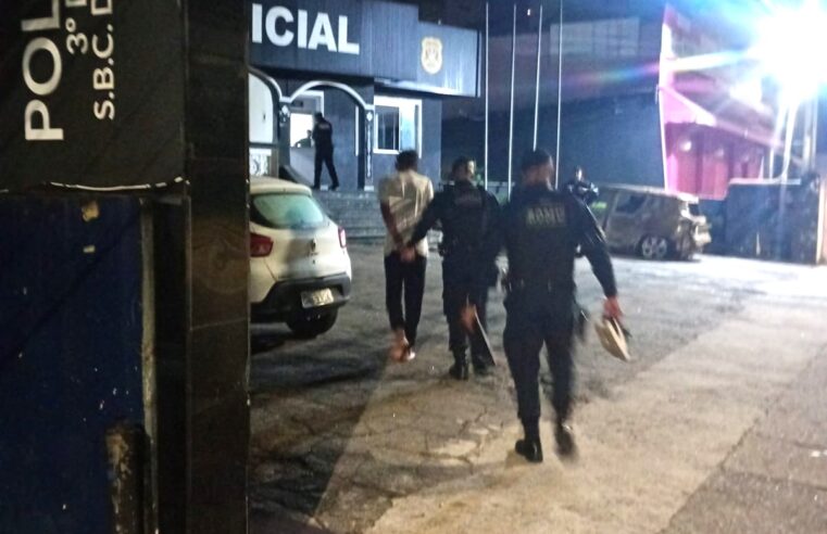 DURANTE OPERAÇÃO DORME BEM, ROMU DE SÃO BERNARDO CAPTURA PROCURADO PELA JUSTIÇA NO BAIRRO DOS CASA