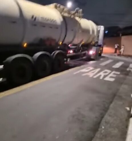 CAMINHÃO BITREM-TANQUE COM CARGA INFLAMÁVEL É RETIRADO APÓS FICAR HORAS TRAVADO EM RUA RESIDENCIAL NO JARDIM DO LAGO
