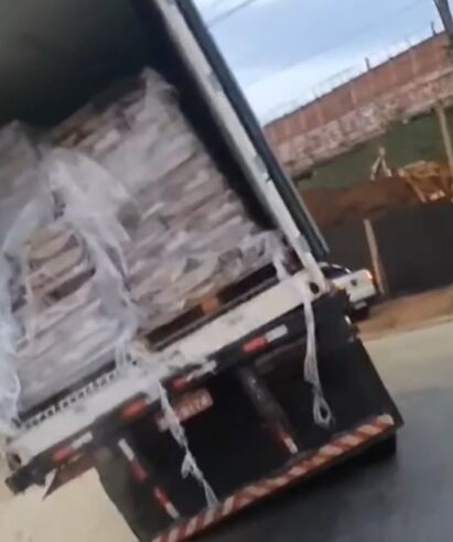 CAMINHÃO FRIGORÍFICO COM CARGA DE CARNE É SAQUEADO APÓS QUASE TOMBAMENTO EM DIADEMA