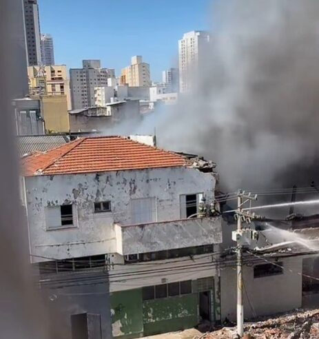 INCÊNDIO ATINGE FÁBRICA DE MESAS DE SINUCA NO BRÁS E MOBILIZA 66 BOMBEIROS DESDE A NOITE DE SÁBADO