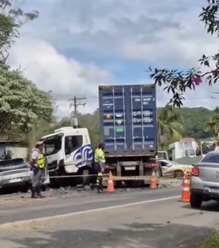 ACIDENTE NA ÍNDIO TIBIRIÇÁ INTERDITA VIA E SEGUE EM ANDAMENTO EM RIBEIRÃO PIRES