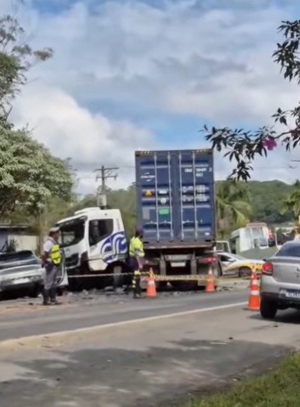 ACIDENTE NA ÍNDIO TIBIRIÇÁ INTERDITA VIA E SEGUE EM ANDAMENTO EM RIBEIRÃO PIRES
