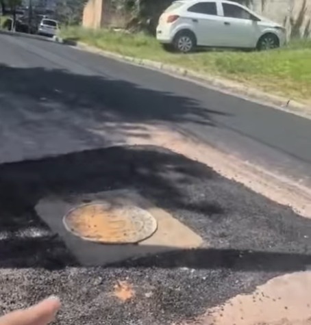 MORADOR DO JARDIM IRAJÁ MOSTRA ESTRAGO EM ASFALTO NOVO APÓS OBRA DA SABESP