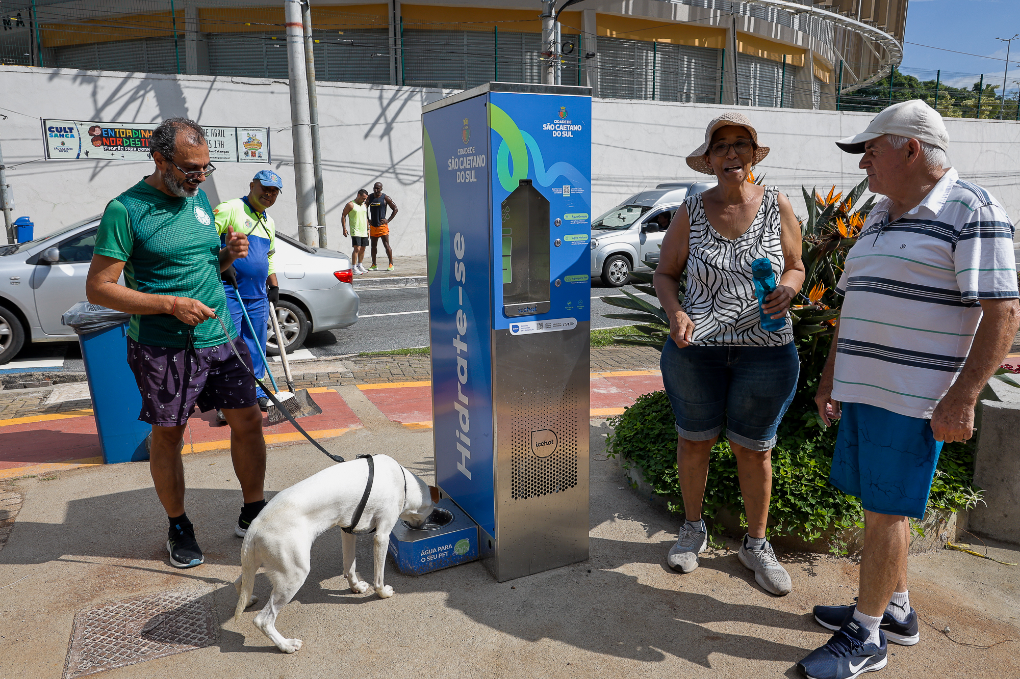 POPULAÇÃO APROVA ILHAS DE HIDRATAÇÃO INSTALADAS NA AVENIDA PRESIDENTE KENNEDY, EM SÃO CAETANO