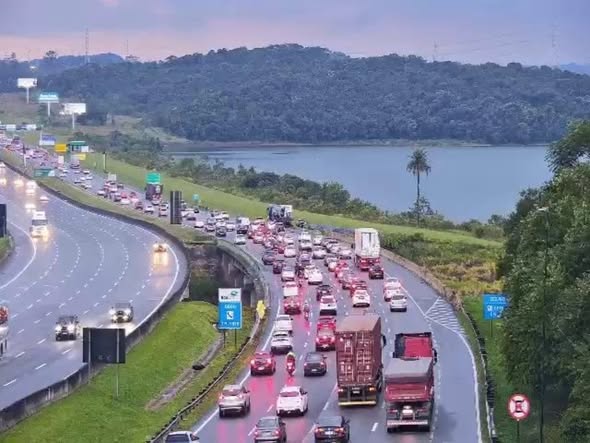FERIADO PROLONGADO DE TIRADENTES COME&Ccedil;A COM TR&Acirc;NSITO E CHUVA RUMO AO LITORAL NO SISTEMA ANCHIETA-IMIGRANTES