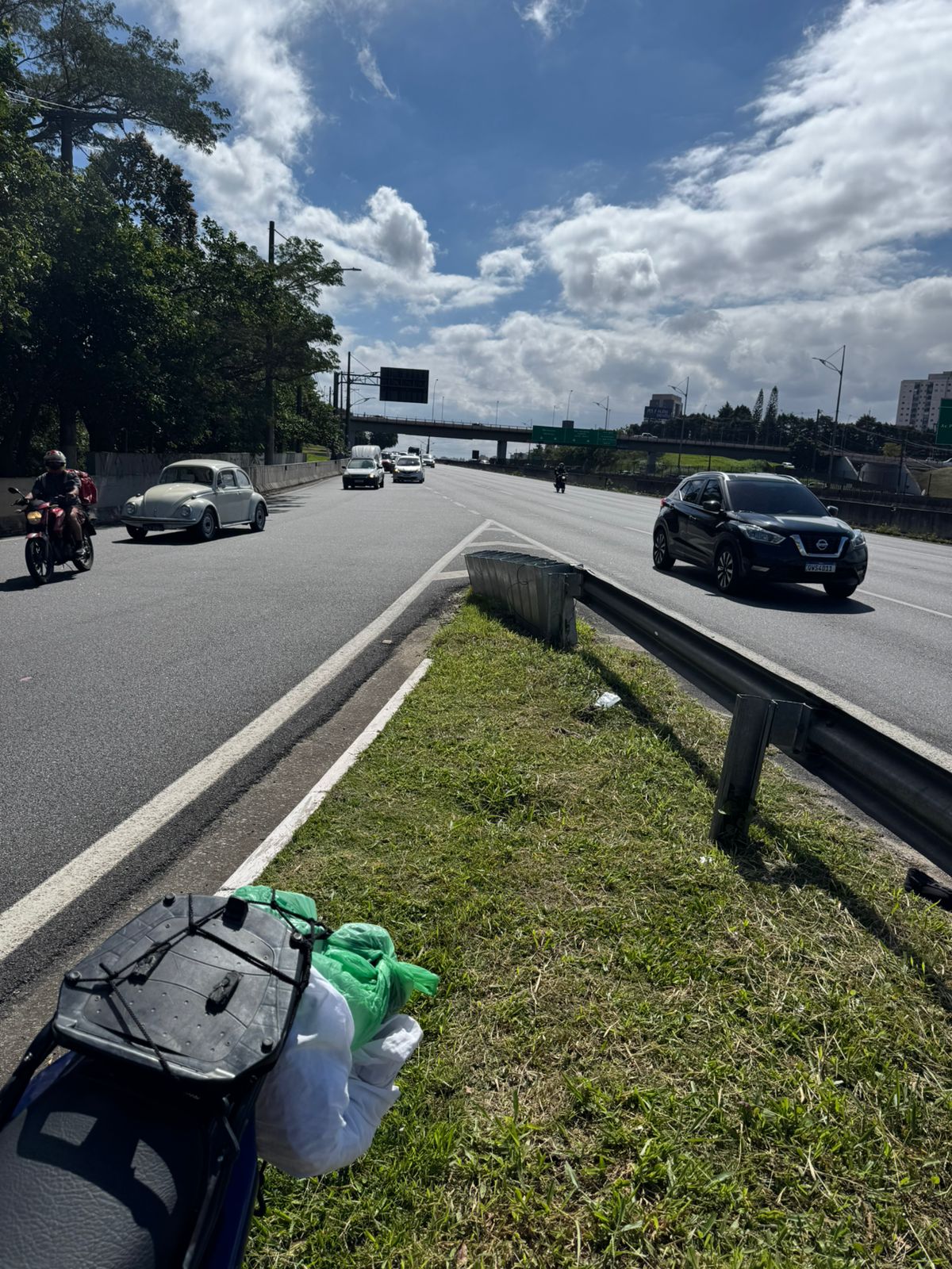 TRÂNSITO: ACIDENTE ENTRE CARRO E MOTO NA ANCHIETA DEIXA DUAS PESSOAS FERIDAS EM SÃO BERNARDO