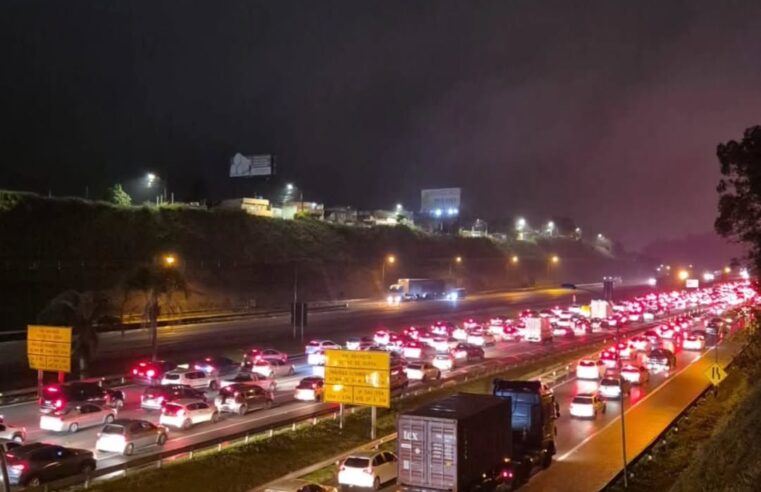 FERIADO DE PÁSCOA: TRÂNSITO LENTO NO SISTEMA ANCHIETA-IMIGRANTES RUMO AO LITORAL NESTA QUINTA