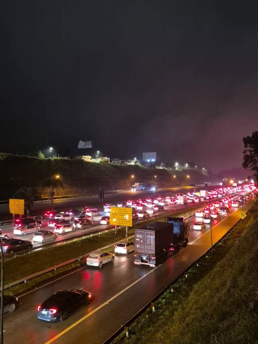 FERIADO DE PÁSCOA: TRÂNSITO LENTO NO SISTEMA ANCHIETA-IMIGRANTES RUMO AO LITORAL NESTA QUINTA
