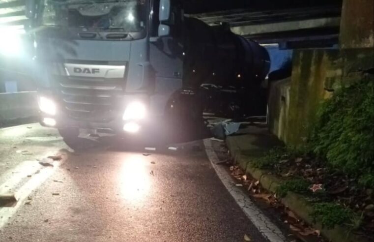 CAMINHÃO TANQUE FICA PRESO EM RETORNO DO KM 28 DA ANCHIETA