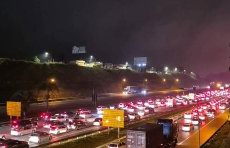 FERIADO DE TIRADENTES: TRÂNSITO INTENSO RUMO AO LITORAL NA NOITE DESTA SEXTA NO SISTEMA ANCHIETA-IMIGRANTES