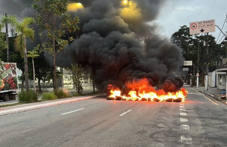 PROTESTO DE MOTOCICLISTAS COM QUEIMA DE PNEUS INTERDITA AVENIDA INDIANÓPOLIS, NA CAPITAL