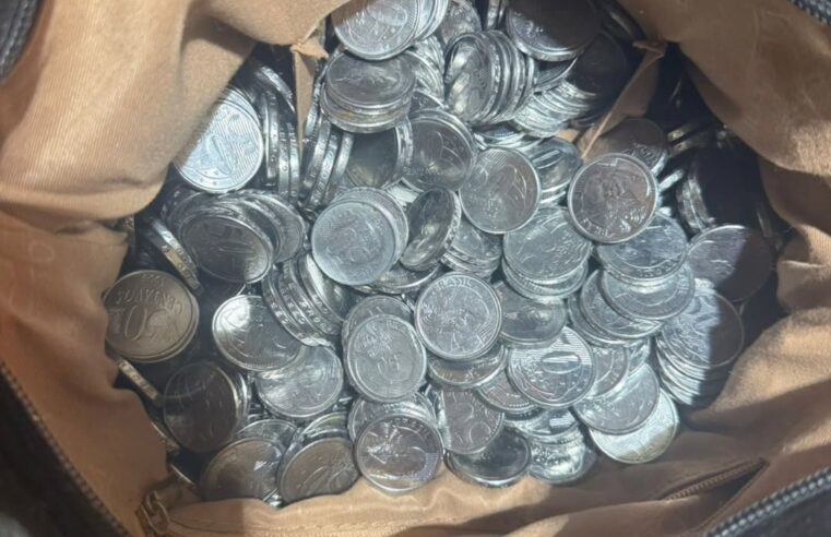 MOTORISTA TEM CARRO GUINCHADO, SE REVOLTA E PAGA TAXAS COM MOEDAS EM SÃO BERNARDO