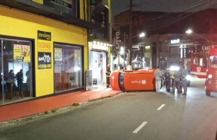 COLISÃO ENTRE HB20 E VEÍCULO DE ENTREGAS DA SHOPEE TERMINA EM CAPOTAMENTO NO CENTRO