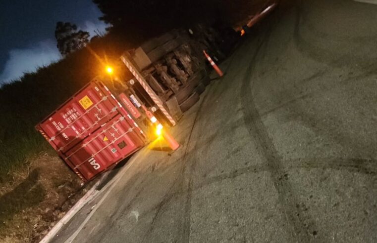 ROTATÓRIA DO BATISTINI INTERDITADA PARA DESTOMBAMENTO DE CARRETA COM 26 TONELADAS DE MDF