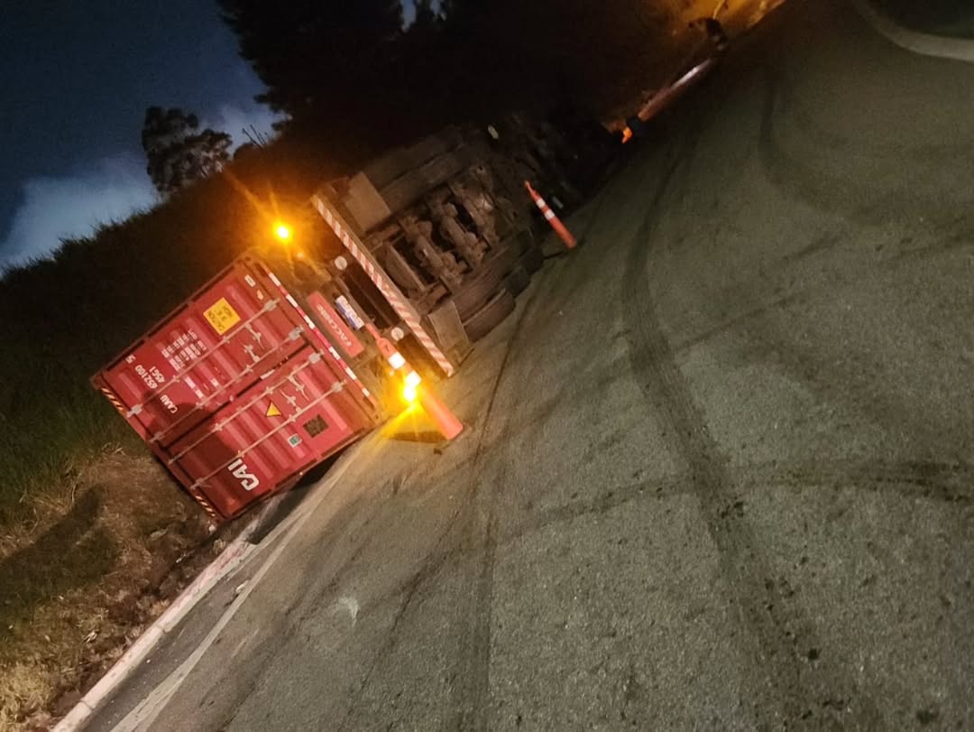 ROTATÓRIA DO BATISTINI INTERDITADA PARA DESTOMBAMENTO DE CARRETA COM 26 TONELADAS DE MDF