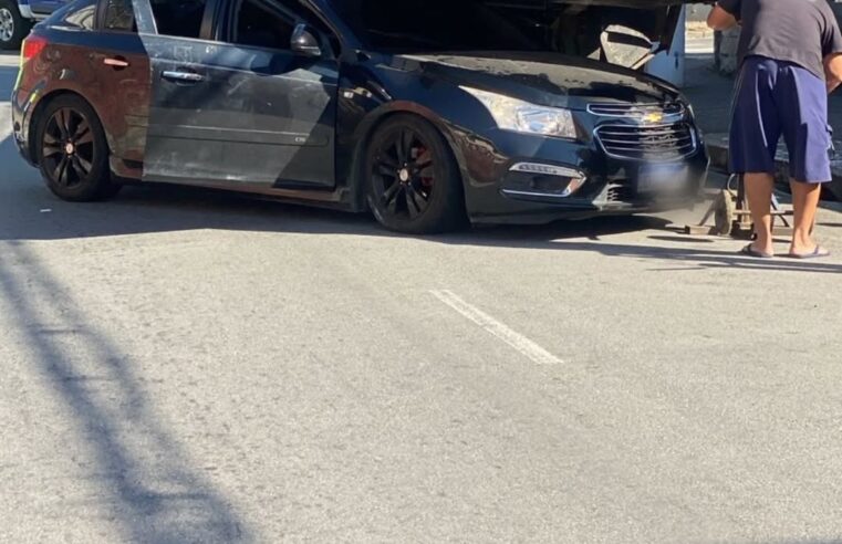 CARRO BATE E ENTRA EMBAIXO DE CARRETA ESTACIONADA NA PAULICÉIA, EM SÃO BERNARDO