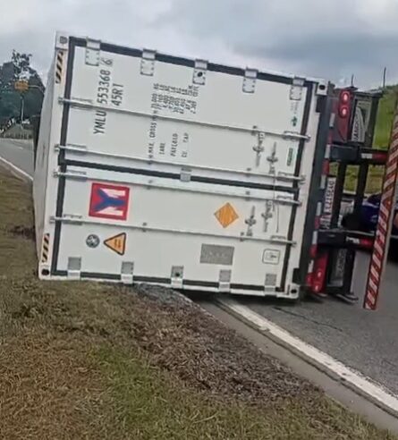 CARRETA COM CARGA DE ALHO TOMBA E DEIXA ÓLEO NA PISTA NA ESTRADA CAMA PATENTE