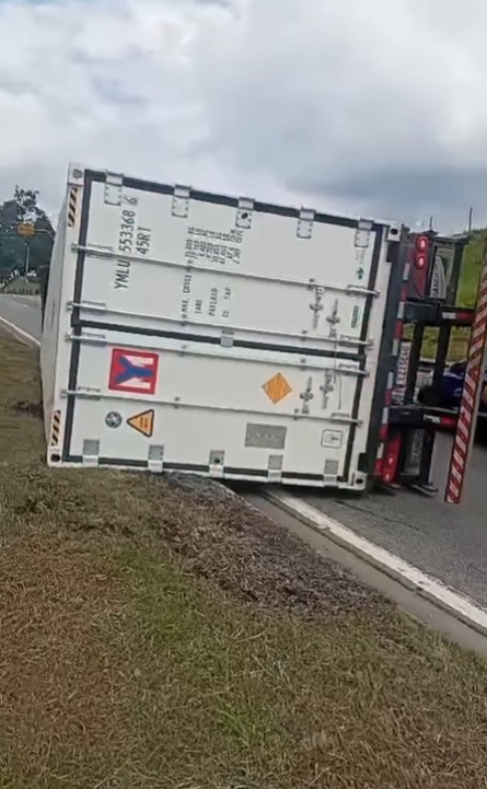 CARRETA COM CARGA DE ALHO TOMBA E DEIXA ÓLEO NA PISTA NA ESTRADA CAMA PATENTE