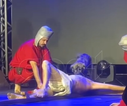 CADELA VIRALIZA AO “DEFENDER JESUS” DURANTE ENCENAÇÃO DA PAIXÃO DE CRISTO NO RS