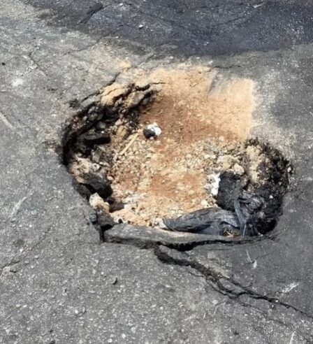 MORADORES REGISTRAM VÍDEO DE BURACO E INFILTRAÇÃO NO MONTANHÃO; SABESP DIZ NÃO TER IDENTIFICADO VAZAMENTO E AFIRMA TER NORMALIZADO VIA