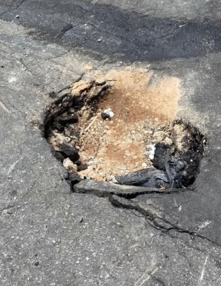 MORADORES REGISTRAM VÍDEO DE BURACO E INFILTRAÇÃO NO MONTANHÃO; SABESP DIZ NÃO TER IDENTIFICADO VAZAMENTO E AFIRMA TER NORMALIZADO VIA