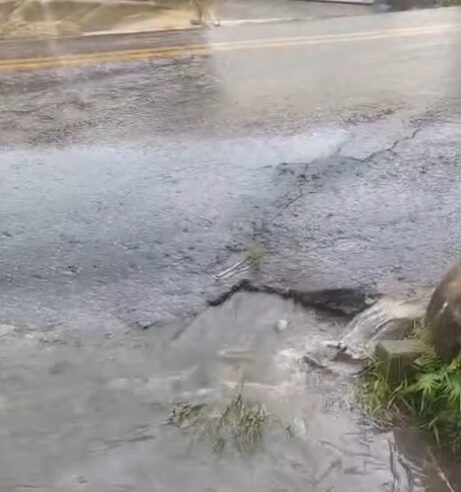 ESGOTO INVADE GARAGEM DE CASA NO SANTA TEREZINHA; SABESP DIZ QUE ATUA NO LOCAL
