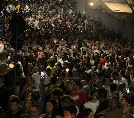 FOTÓGRAFA REGISTRA MOMENTOS DE FÉ NA PARÓQUIA BOM JESUS DE PIRAPORINHA