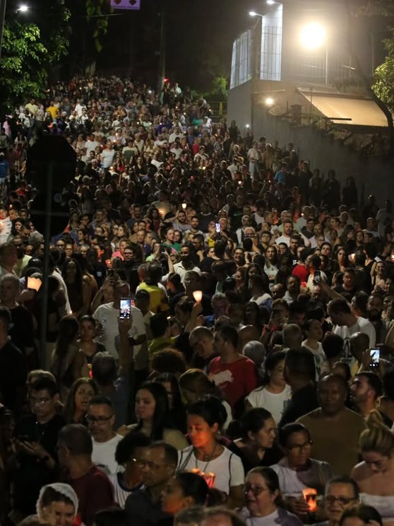 FOTÓGRAFA REGISTRA MOMENTOS DE FÉ NA PARÓQUIA BOM JESUS DE PIRAPORINHA