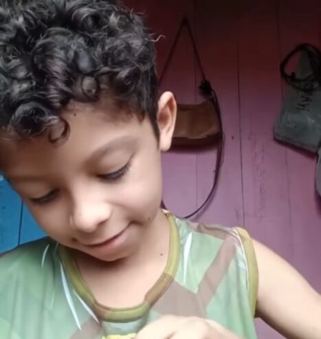 CRIANÇA VIRALIZA NAS REDES SOCIAIS AO REAGIR COM FELICIDADE AO ABRIR MINI OVO DE PÁSCOA